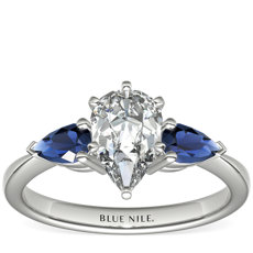 铂金经典梨形蓝宝石订婚戒指